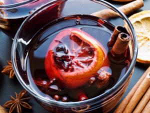 rterior-studio_west-hollywood-and-la_moody-inspired-interiors_cocktails-and-interiors-holiday-mulled-wine_glass-of-mulled-wine-with-orange-slices-and-cinnamon-sticks