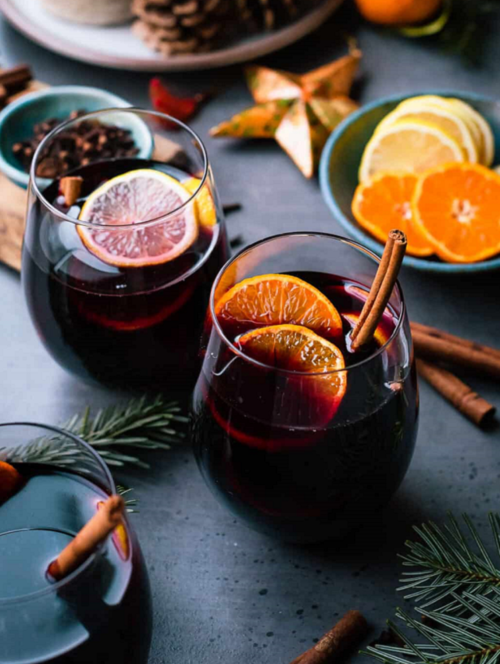 rterior-studio_west-hollywood-and-la_moody-inspired-interiors_cocktails-and-interiors-holiday-mulled-wine_glass-of-mulled-wine-with-orange-slices-and-cinnamon-sticks-and-spices