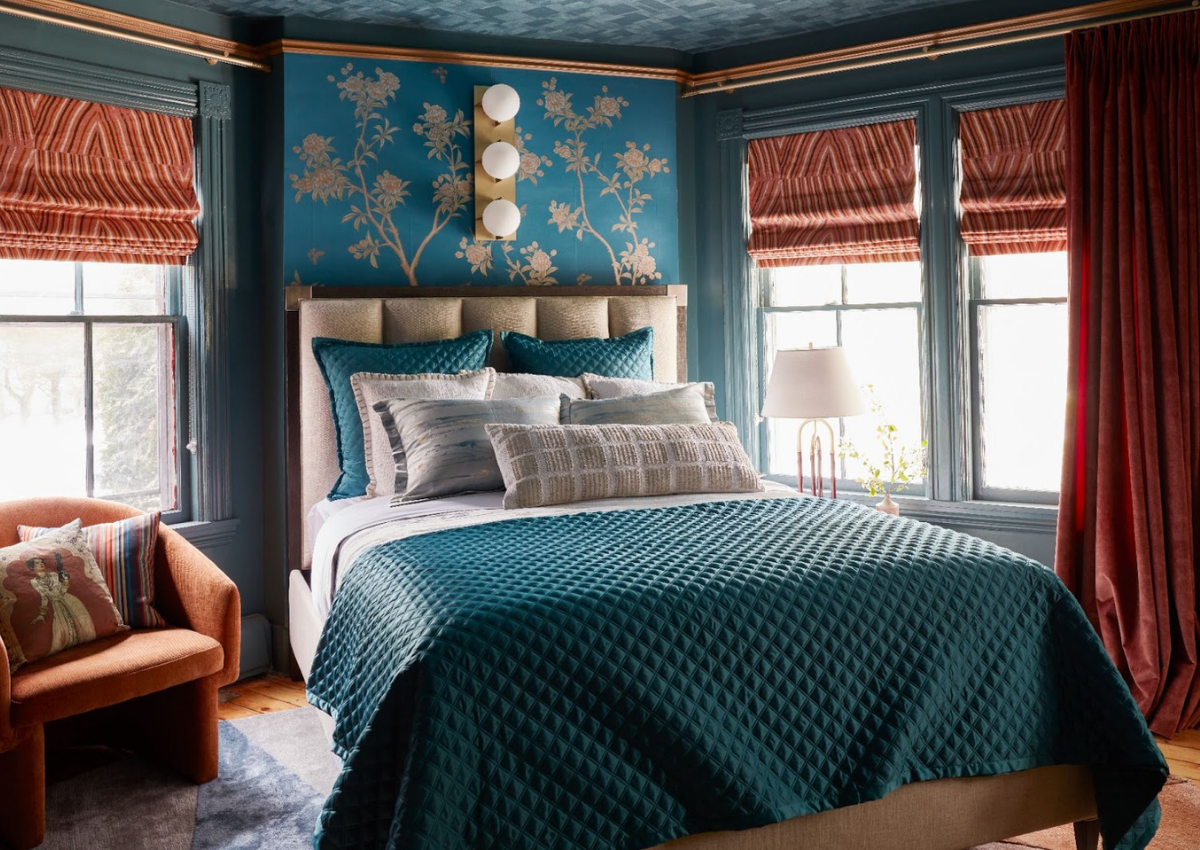 rterior-studio-downtown-la-emperess-quarters-blue-teal-bedroom-gold-contrast-in-molding